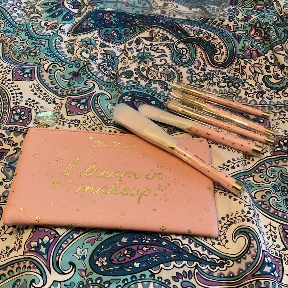 Never used Too Faced Christmas Dreams Essential Cruelty-Free Brush Set